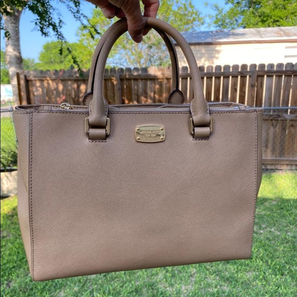 Michael Kors purse 👜 w/protector bag